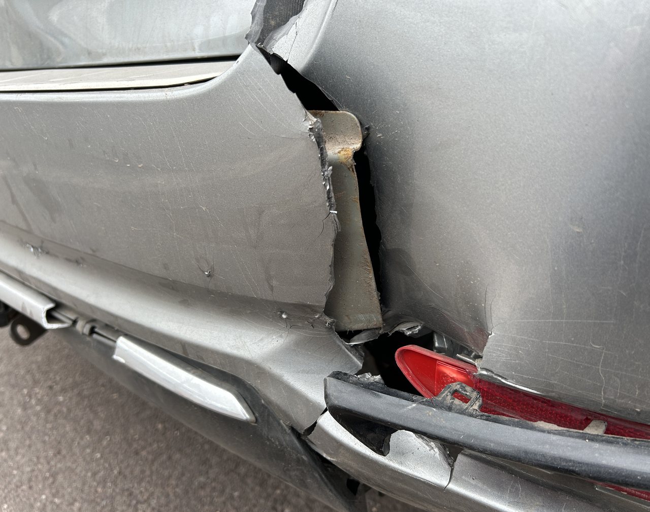 Aufgerissene hintere Seitenwand mit freiliegendem Träger an einem silbernen Toyota Auris Touring Sports, wirtschaftlicher Totalschaden