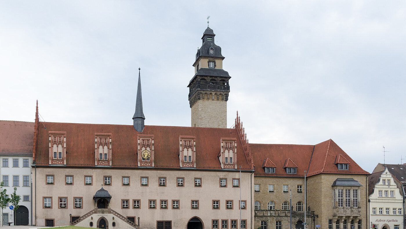 Das Zeitzer Rathaus mit seinem Turm am Altmarkt, Einsatzgebiet von ZZ Gutachten